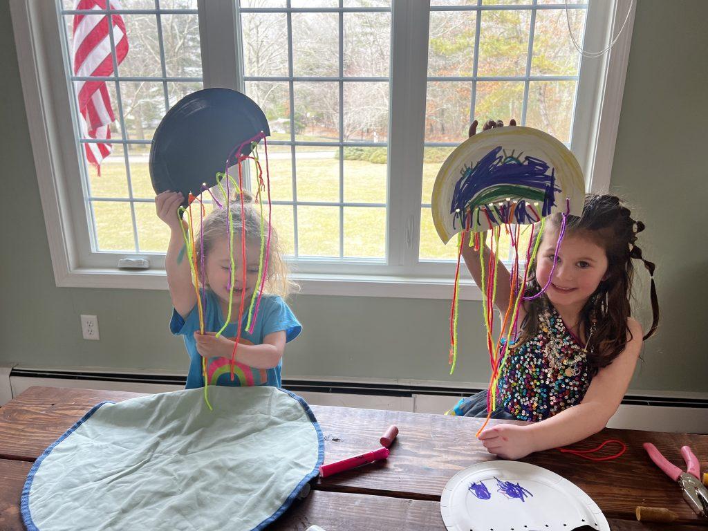 kids crafting jellyfish
